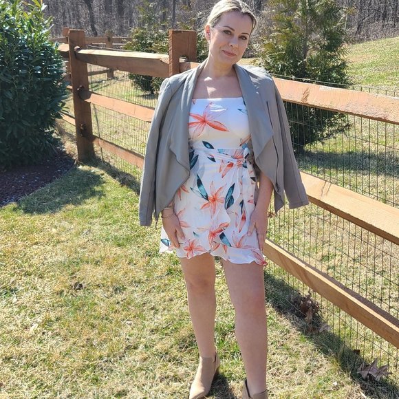 BRAND NEW WHITE DRESS WITH FLORAL DESIGN AND TIE - Picture 4 of 11